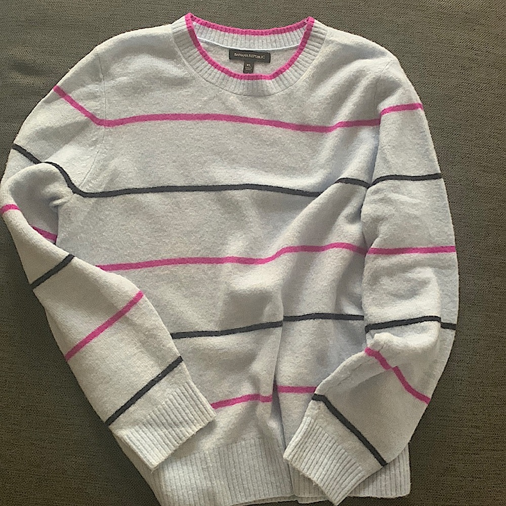 BANANA REPUBLIC long sleeve crew neck sweater. Navy and Fuchsia strip.